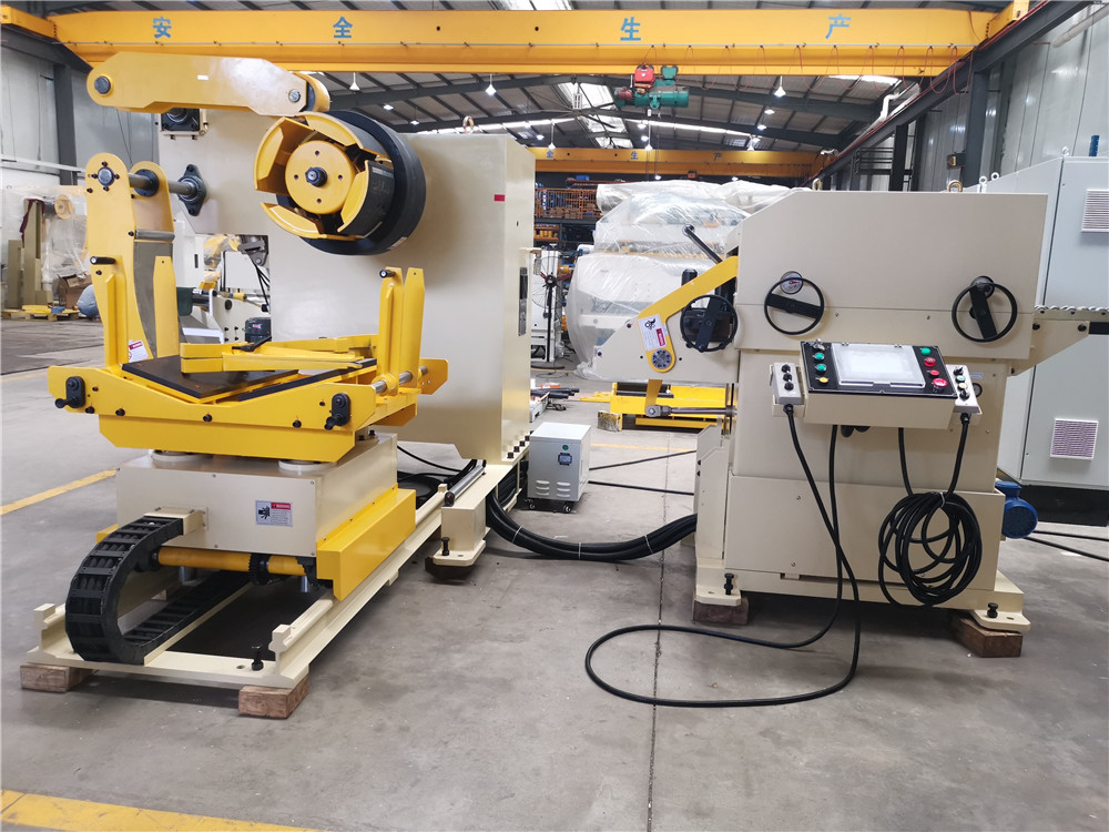 Desbobinador Compacto Alisador Alimentador 3 em 1 Máquina MFL2-600 Equipada com Máquina de Prensagem Mecânica para Estampagem de Peças LED Trabalhando na Fábrica do Cliente no México