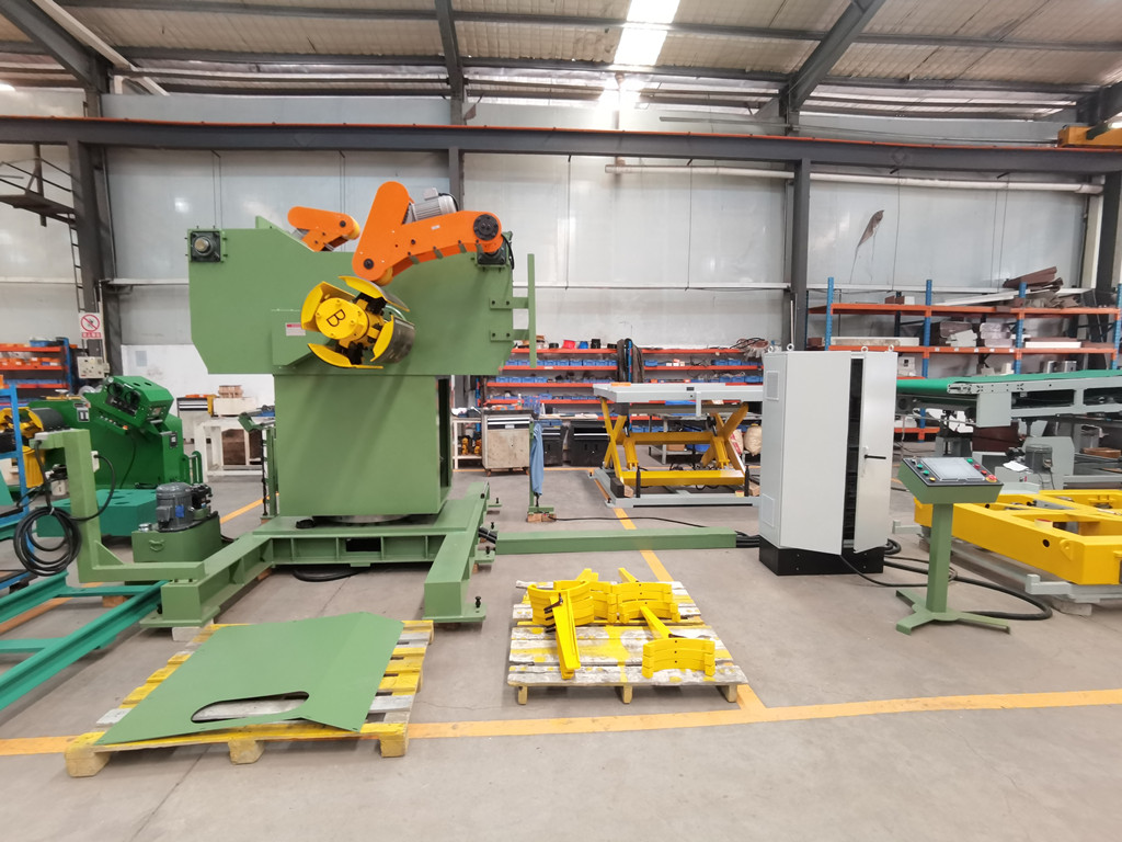 Carretéis de bobina de ponta dupla trabalhando com máquina perfiladeira para uma aplicação de estampagem de troca rápida de bobina