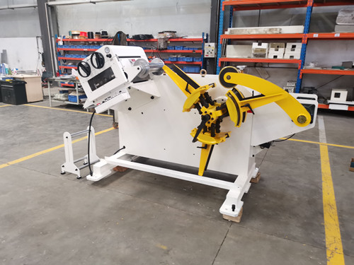 Combo uncoiler Alisador 2 em 1 máquina é entregue na Polônia