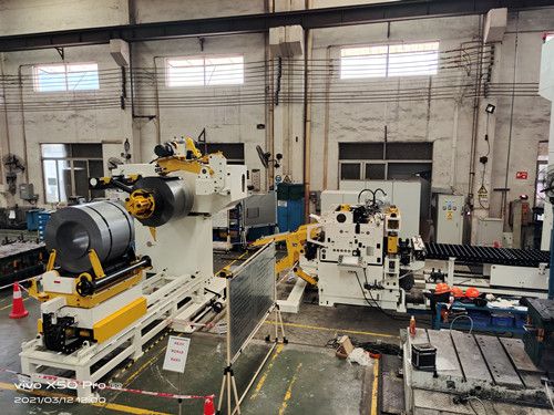 Linha de alimentação de bobina com máquina de desbobinador duplo trabalha com máquina de prensa mecânica para peças de estampagem automotiva