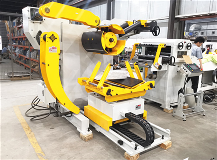 Máquina de alisamento de desbobinador combinado 2 em 1 e máquina alimentadora servo NC entregue no Reino Unido